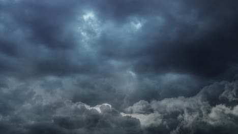 Allmählich-Aufhellende-Wolken-An-Einem-Dunklen-Himmel-Mit-Gelegentlichen-Blitzeinschlägen