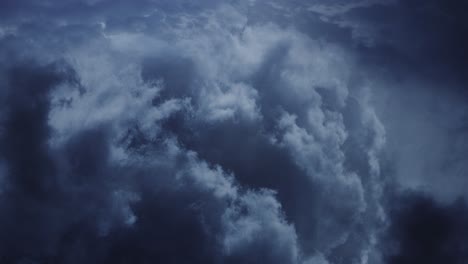 Dunkler-Himmel-Und-Dunkle-Wolken,-Die-Sich-Mit-Gewitter-Bewegen