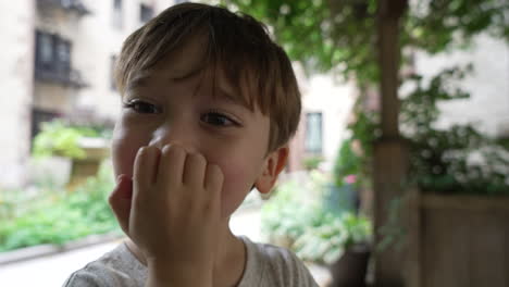 Porträt-Eines-Glücklichen-Kaukasischen-Kindes,-Das-Sich-Im-Freien-Amüsiert