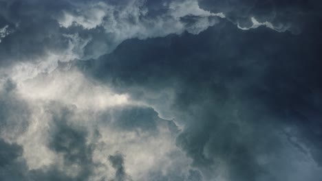 Gewitter,-Dunkler-Himmel-Und-Cumulonimbus-Wolken,-Die-Sich-Mit-Blitzeinschlägen-Bewegen