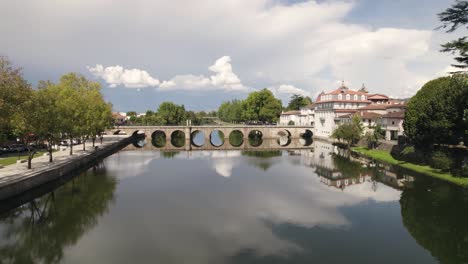 Still-shot-of-the-roman-bridge-over-the-Tamega-river-canal-in-Chaves,-Portugal