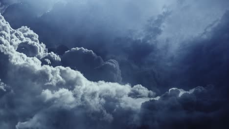 4k-Gewitter,-Dicke-Cumulonimbus-Wolken,-Die-Sich-Am-Himmel-Bewegen