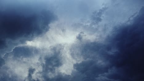 Zeitraffer,-Dicke-Und-Dunkle-Cumulonimbus-Wolken,-Gewitter