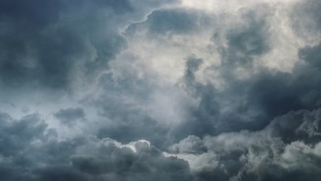 Gewitter-Zeitraffer-Wolkige-Wolken-Dunkler-Himmel-Mit-Blitzschlag