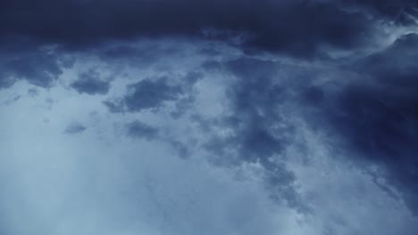 Zeitraffer-Gewitter-Donner-In-Dunklen-Wolken