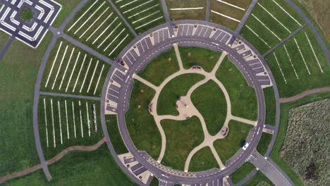 Vista-Aérea-De-Diseño-Circular-Sobre-El-Jardín-Del-Cementerio-Paisajístico-Ornamental-Con-Estacionamiento-Alrededor-Del-Exterior-Girar-A-La-Derecha