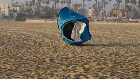 Pop-Up-Shelter-Wird-über-Den-Strand-In-Kalifornien-Geweht