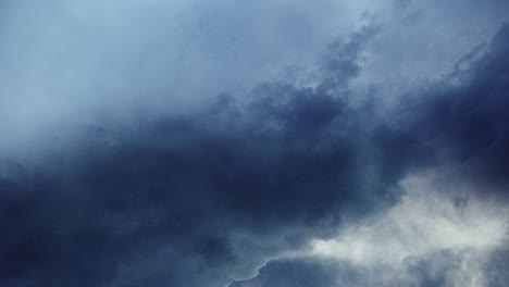 Zeitraffer,-Blauer-Himmel-Und-Sich-Bewegende-Kumulonimbuswolken-Mit-Gewitter