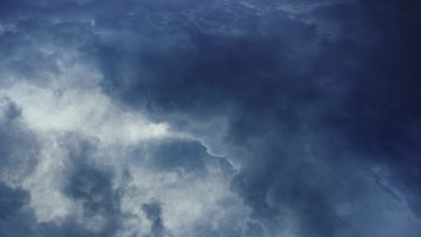 Zeitraffer,-Dichte-Dunkle-Kumulonimbuswolken-Und-Tosende-Gewitter