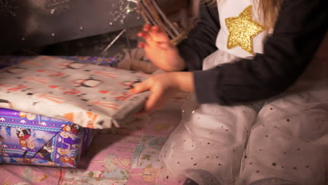 Kleines-Mädchen,-Das-Selbst-Verpacktes-Weihnachtsgeschenk-Oder-Geburtstagsgeschenk-Nebeneinander-Legt