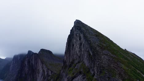 Famosos-Picos-Montañosos-De-Segla-Bajo-Un-Cielo-Nublado-En-La-Isla-De-Senja,-Noruega