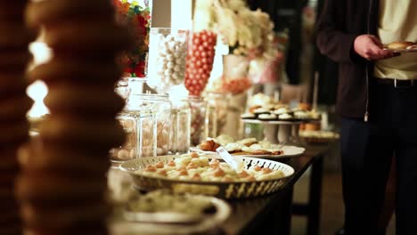 Hochzeitsfeier-Essen-Buffettisch-Mit-Süßigkeiten-Und-Pralinen