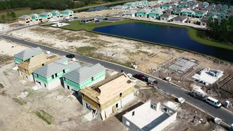 Vista-Aérea-De-Casas-Residenciales-En-Construcción-En-Una-Subdivisión-En-El-Centro-De-Florida,-órbita-De-Drones