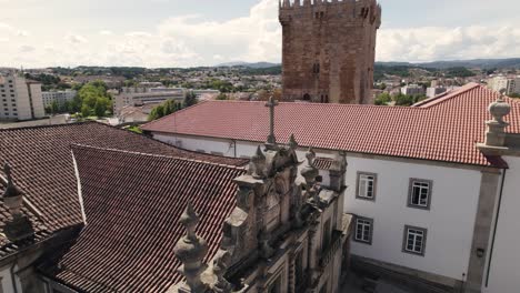 Hauptfassade-Der-Kirche-Misericordia-Gegen-Castelo-De-Chaves,-Portugal
