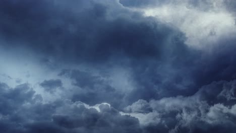 Gewitter,-Zeitraffer-Von-Wolken,-Die-Sich-Allmählich-Im-Dunklen-Himmel-Mit-Blitzschlag-Aufhellen