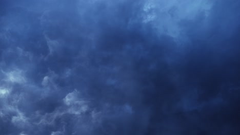 Zeitraffer-Von-Wetteränderungen-In-Dunklen-Wolken-Am-Himmel-Und-Gewitter