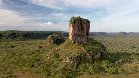 Luftaufnahme-Von-&quot;Cerrado&quot;-Ökosystemen-Und-Sedimentären-Sandsteinfelsen-Aus-Chapada-Das-Mesas,-Carolina,-Maranhao,-Nordostbrasilien