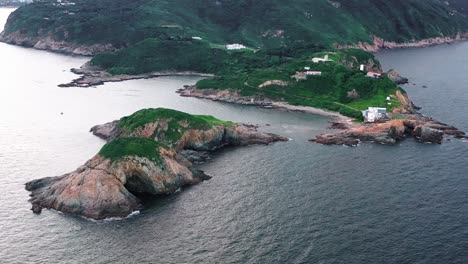 Cape-D&#39;Aguilar,-Hongkong:-Dynamischer-Drohnenüberflug,-Der-über-Die-Küste-Und-Zwischen-Zwei-Kleinen-Inseln-Hinwegfliegt