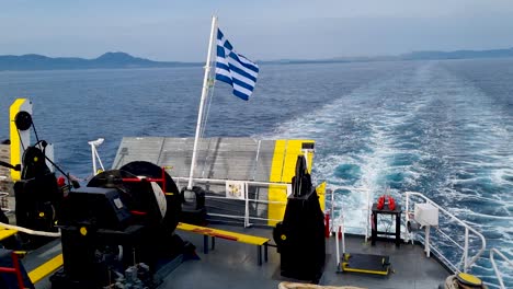 Bandera-Griega-Desde-Un-Barco-En-El-Hermoso-Mar-Griego