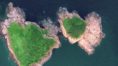 Cape-D&#39;Aguilar,-Hongkong:-Dynamischer-Drohnenüberflug,-Der-über-Die-Küste-Und-Zwischen-Zwei-Kleinen-Inseln-Hinwegfliegt