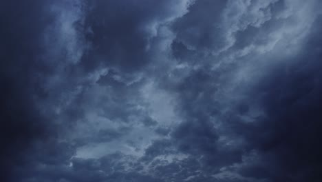 Zeitraffer,-Dunkler-Himmel-Und-Cumulonimbus-Wolken,-Begleitet-Von-Einem-Gewitter
