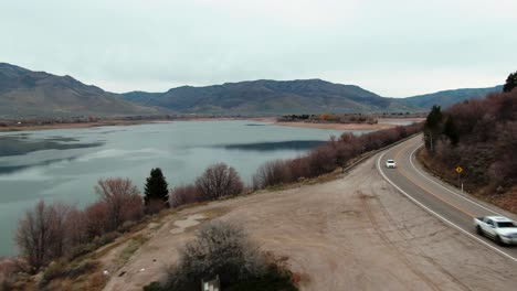 AMAZING-DRONE-SHOT-CLOSE-TO-GROUND-AT-ROAD-NEXT-TO-PINEVIEW-WATER-RESERVOIR-IN-UTAH