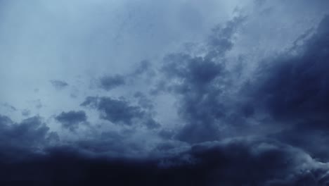 Zeitraffer,-Gewitter-Zwischen-Dunklen-Wolken