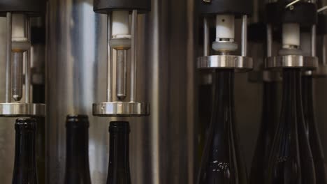 Weinflaschen,-Die-Maschinell-Angehoben-Und-Mit-Wein-Gefüllt-Werden