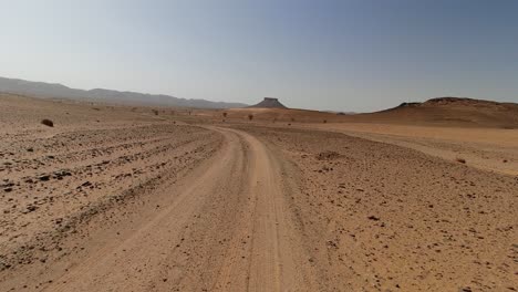 Schnelles-Fahren-Auf-Einem-Langen-Wüstenabschnitt