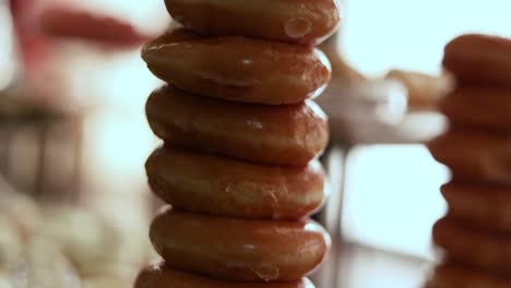 Krispy-Kreme-Glasierte-Donuts,-Die-Zum-Nachtisch-Bei-Der-Hochzeitsfeier-Gestapelt-Werden