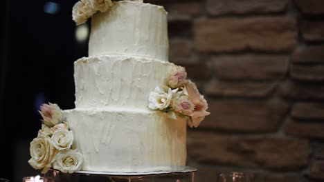 Schöne-Detaillierte-Hochzeitstorte-Mit-Drei-Ebenen-Und-Blumenmuster