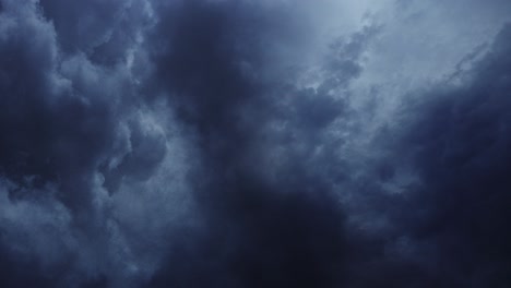 Zeitraffer,-Dunkler-Himmel-Und-Cumulonimbus-Wolken,-Die-Sich-Mit-Gewitter-Bewegen