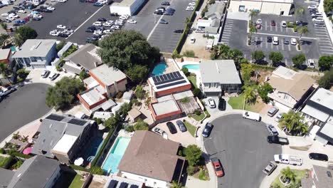 Aerial-shot-of-cul-de-sac-and-residential-area,-California,-USA