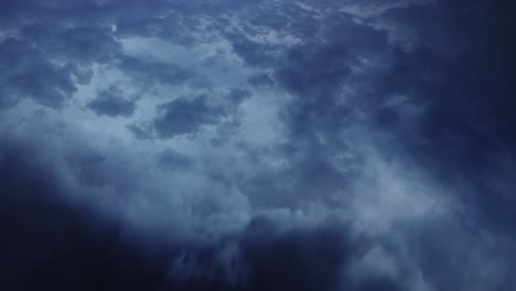 Zeitraffer,-Dicke-Dunkle-Wolken-Und-Donnerndes-Gewitter