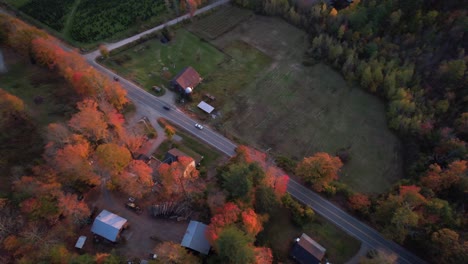 Luftaufnahme-Des-Straßenverkehrs-Und-Der-Farbenfrohen-Herbstlandschaft-Von-New-Hampshire-Usa