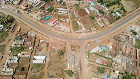 Antenne-Einer-Ruhigen-Straße,-Die-Durch-Eine-Kleine-Stadt-In-Kenia-Führt
