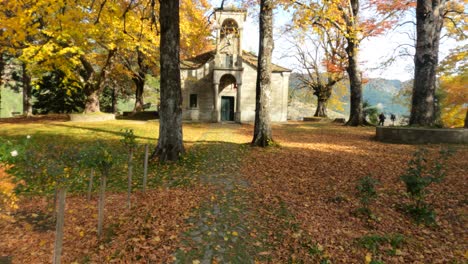 Herbststimmung-In-Metsovo-Spaziergang-Durch-Die-Orangefarbenen-Häuser-Mit-Einer-Kirche-Im-Hintergrund