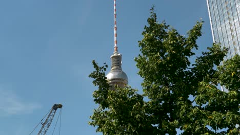 Verano-En-Berlín,-Edificio-De-La-Torre-De-Televisión-De-Berlín-En-El-Fondo