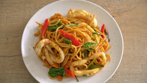 Gebratene-Spaghetti-Mit-Gesalzenem-Ei-Und-Tintenfisch---Fusion-Food-Stil