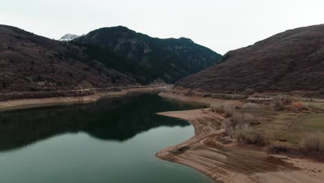 Schöne-Seitliche-Luftaufnahme-Am-Pineview-wasserreservoir-In-Utah