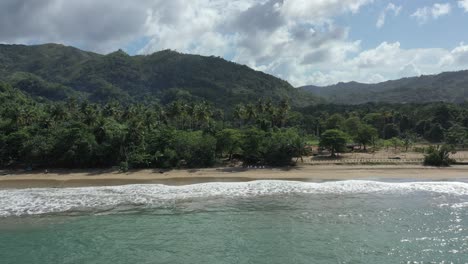 Luftaufnahme-Einer-Wunderschönen-Landschaft-Mit-Palmen-Und-Wachsenden-Pflanzen-Auf-Bergen---Privater-Goldener-Strand-Und-Klares-Karibisches-Meer-Im-Vordergrund