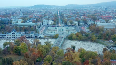Still-shot-of-Heroes'-Square-and-Andrassy-avenue-from-City-Park,-Budapest