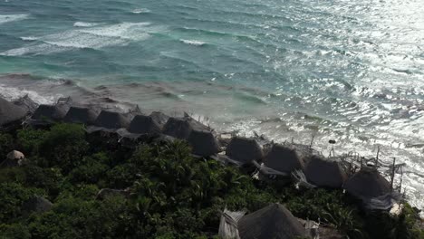 Strohgedeckte-Dächer-Von-Azulik-Resort-Direkt-Am-Meer-Und-Meer-Im-Hintergrund-Bei-Tulum-In-Mexiko