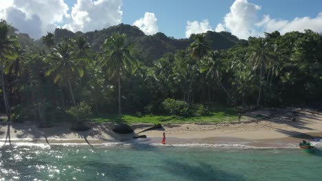 Einsame-Frau,-Die-An-Der-Küste-Von-Hermitano-Beach,-Samana-In-Der-Dominikanischen-Republik-Spazieren-Geht