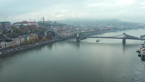 Ship-sailing-in-danube-river-under-Széchenyi-Chain-Bridge,-Budapest