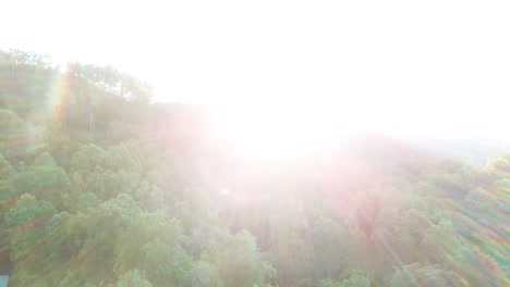 Heller-Hintergrundbeleuchteter-Sonnenuntergang-Hinter-üppigen-Grünen-Wäldern-Rauchiger-Berge-In-Tennessee,-Usa
