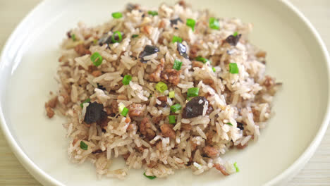 Gebratener-Reis-Mit-Chinesischen-Oliven-Und-Gehacktem-Schweinefleisch---Asiatische-Küche