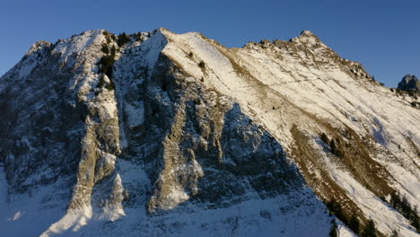 Felsige-Klippen-Und-Gipfel-Von-La-Cape-Au-Moine,-Die-Schweizer-Alpen-Im-Hintergrund-Im-Frühen-Winter-In-Montreux,-Waadt,-Schweiz-Aufdecken