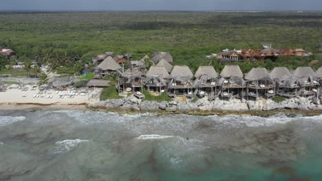 Azulik-Resort-Und-Dschungel-Im-Hintergrund,-Tulum-In-Yucatan