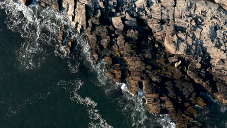 Atemberaubende-Luftaufnahme-Aus-Der-Vogelperspektive-Von-Wellen,-Die-An-Der-Küste-Von-Maine-Zusammenbrechen